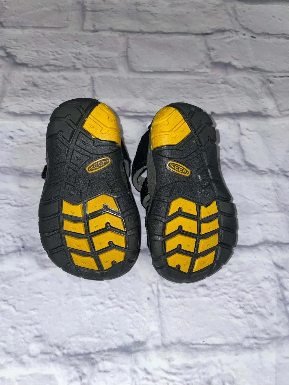 KEEN Seacamp II CNX Closed Toe Sandals for Kids. Size 5